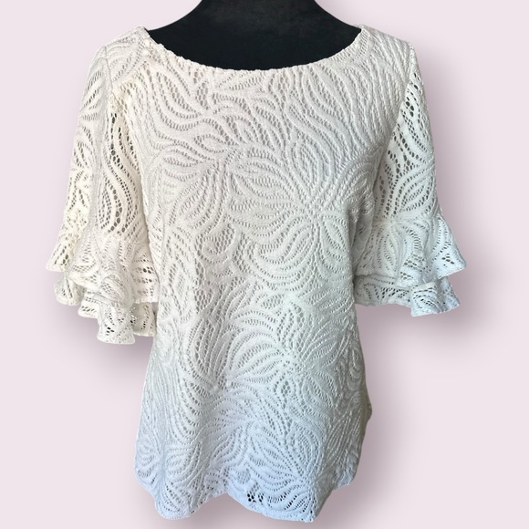 Lilly Pulitzer Lula Top – Size M
Style: Sea Swirling Lace in Resort White - Picture 2 of 11